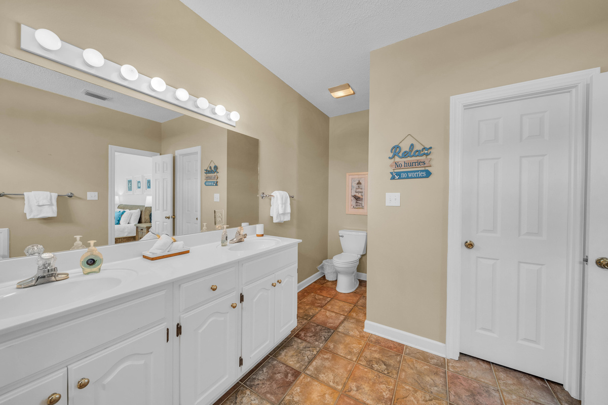 West master bath, jetted tub, walk-in shower