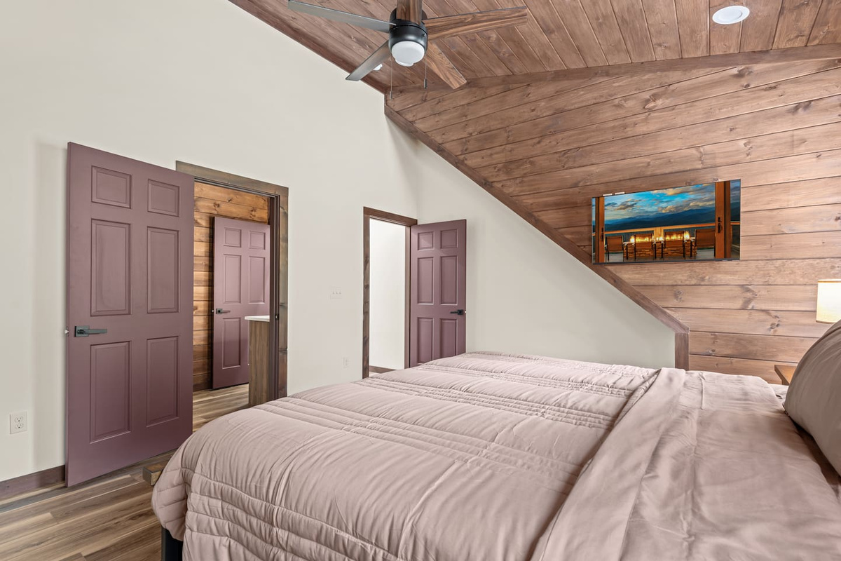 upstairs king bedroom