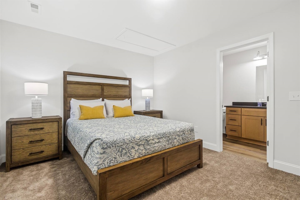 Queen bedroom - Unit B