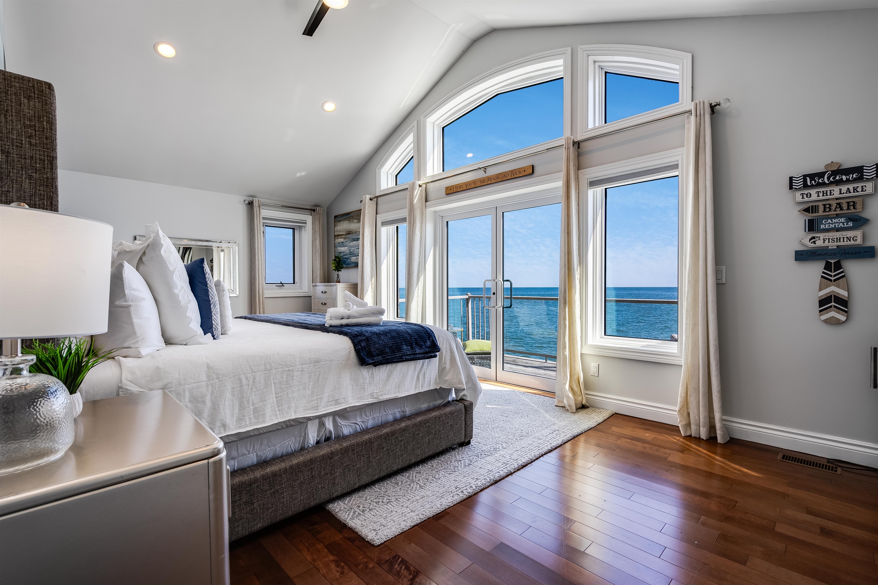 Private master bedroom, with a gorgeous view of the horizon. 