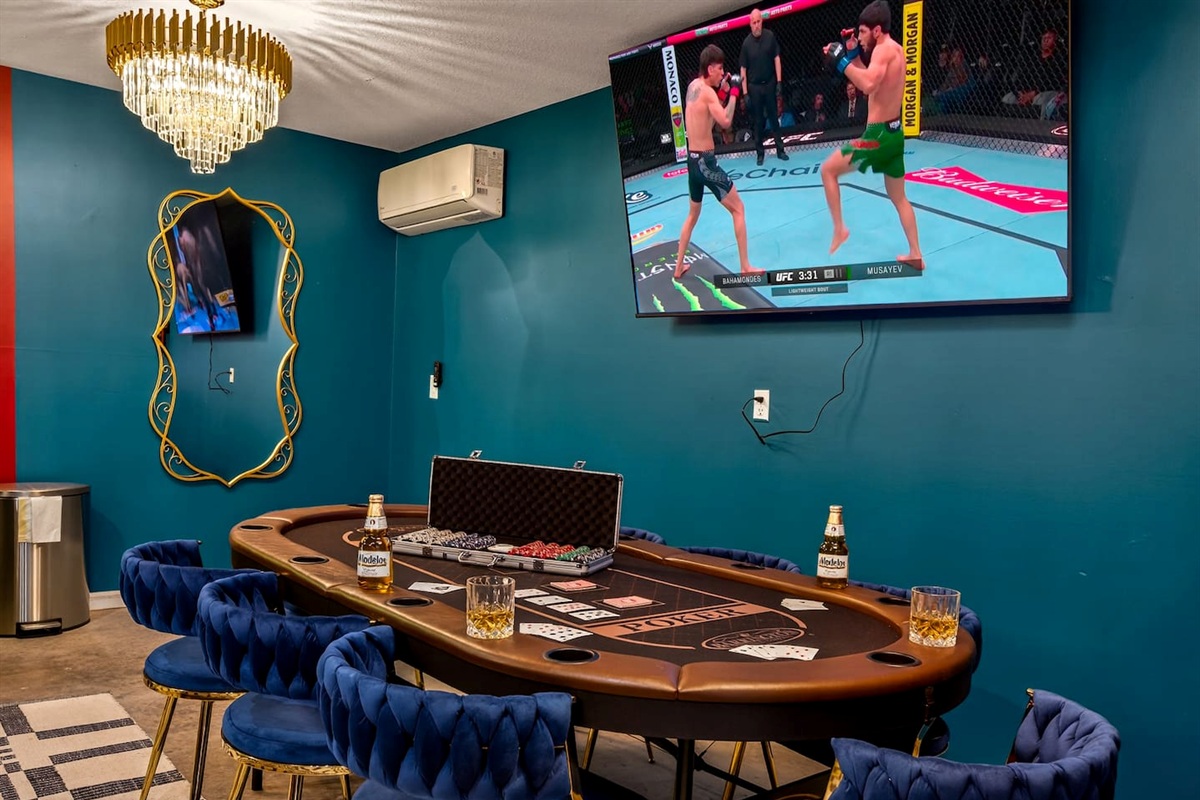 Unforgettable poker nights in the speakeasy.