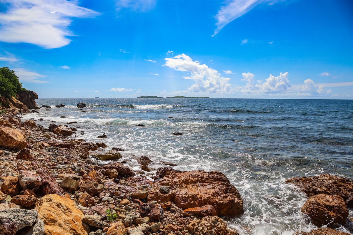 The sounds the waves make crashing into the rocks below will make for the ultimate relaxation.