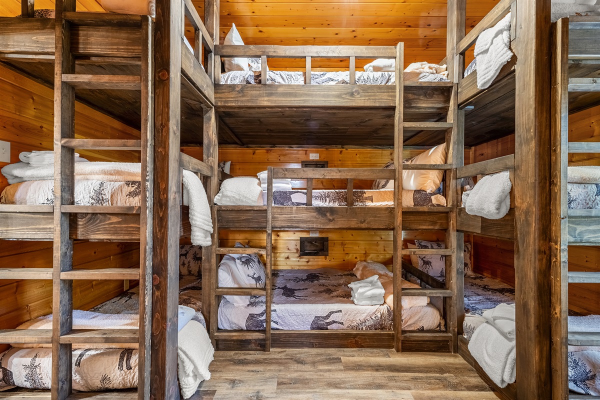 Features 2 triple twin bunks and 1 triple full bunk, offering a fun and functional space perfect for kids, cousins, or the whole crew to rest after a day in the mountains.
