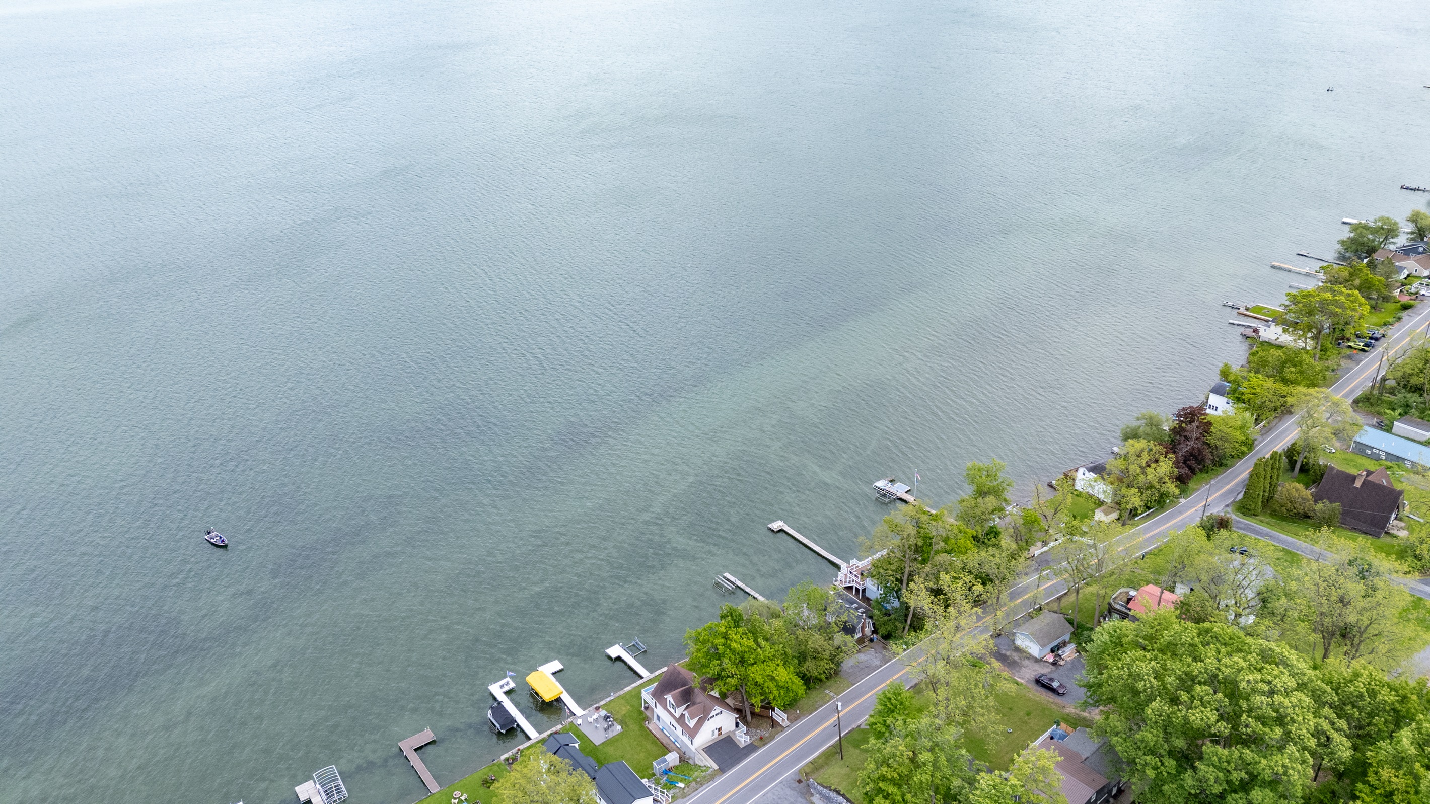 Nestled along a scenic shoreline, this cozy lakefront retreat sits in a charming and peaceful neighborhood 🌳🏘️✨