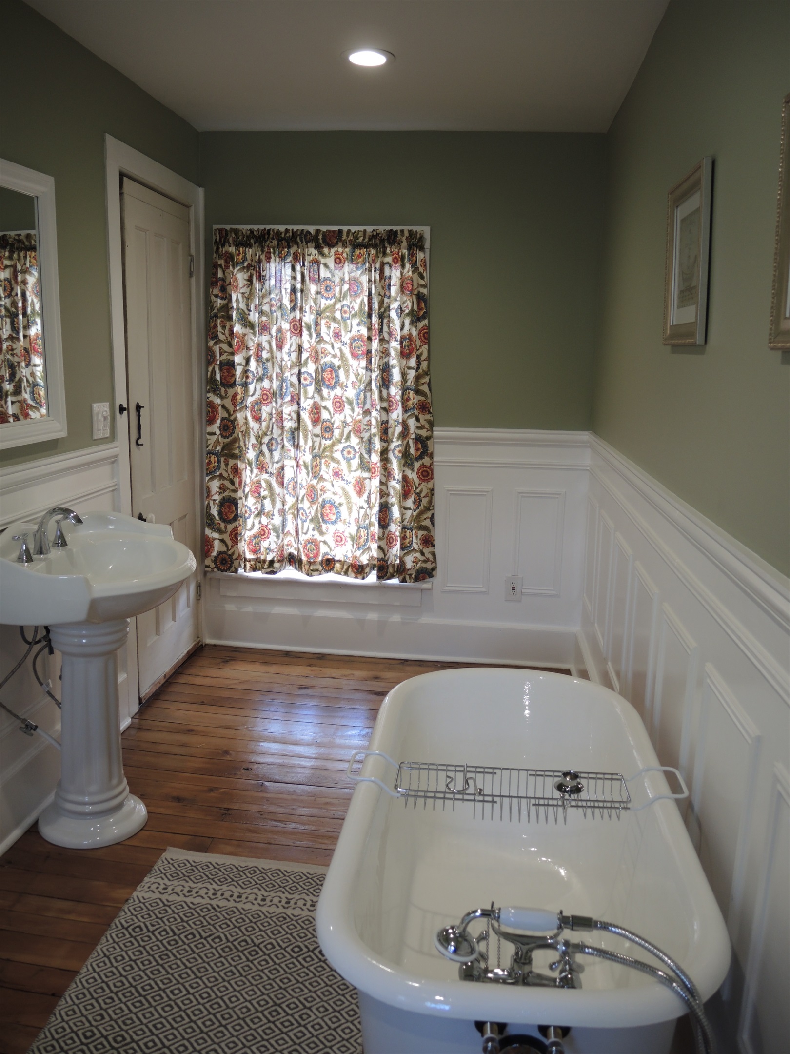 Doyle House - 2nd Floor bathroom Clawfoot tub 2