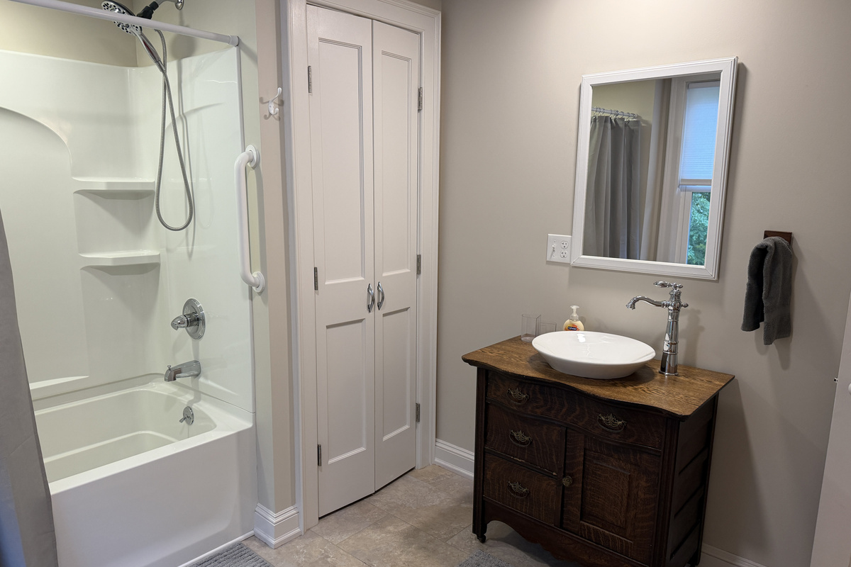 2nd floor bathroom with tub/shower