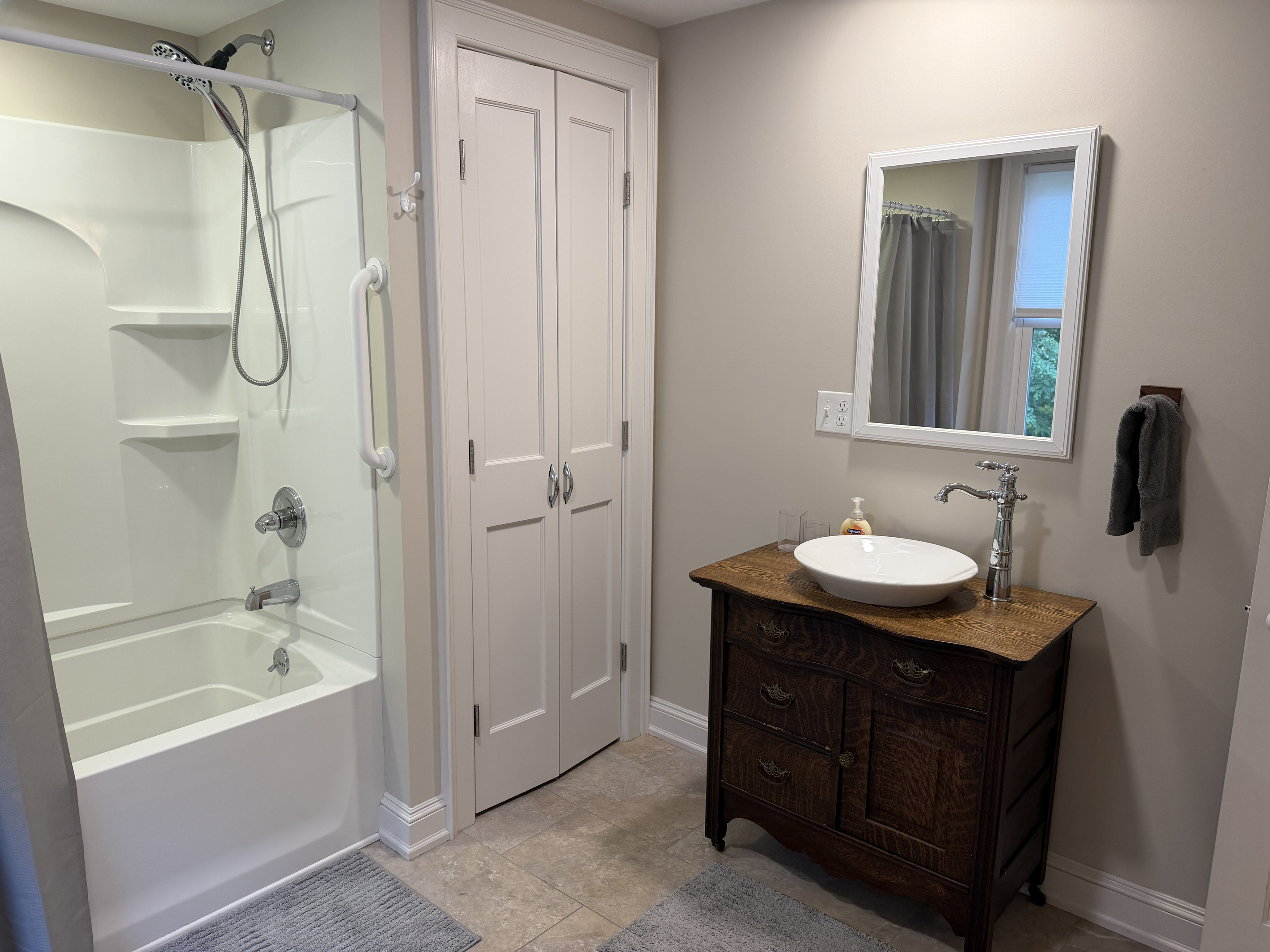 2nd floor bathroom with tub/shower