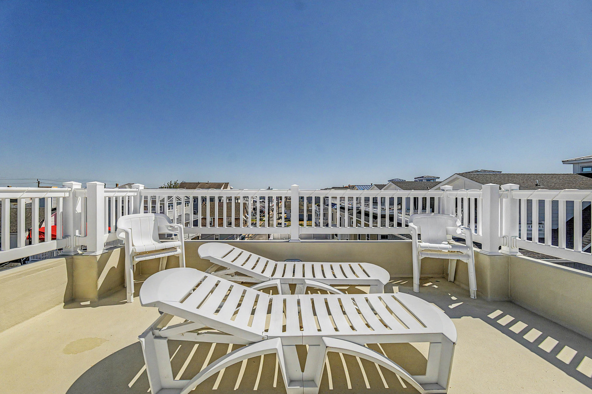 rooftop_deck_lounge_chairs