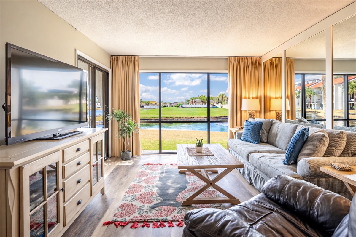 iving area with smart TV and golf course view