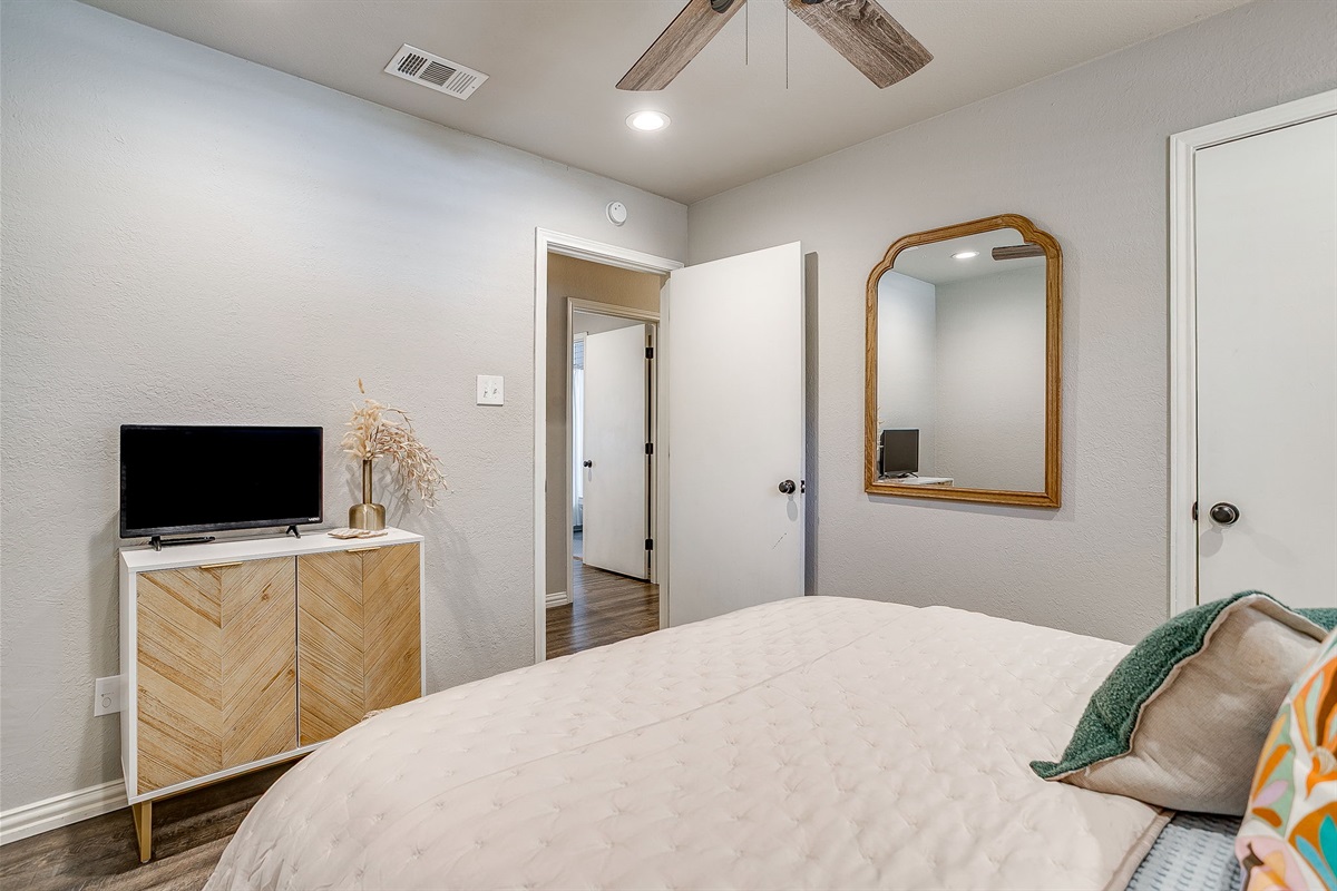 Guest Room with Queen Bed