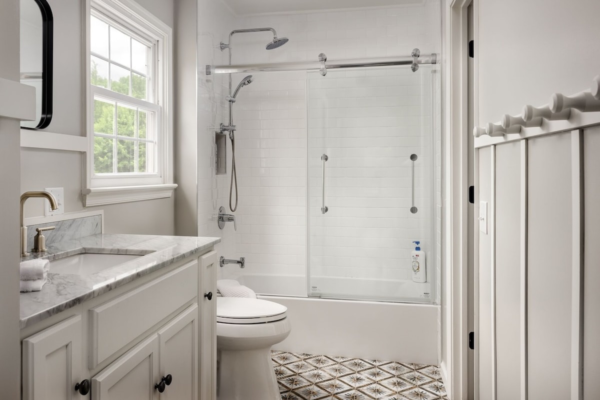 Jack and Jill bother off La Vista and El Sueño bedrooms. Soak in the tub.
