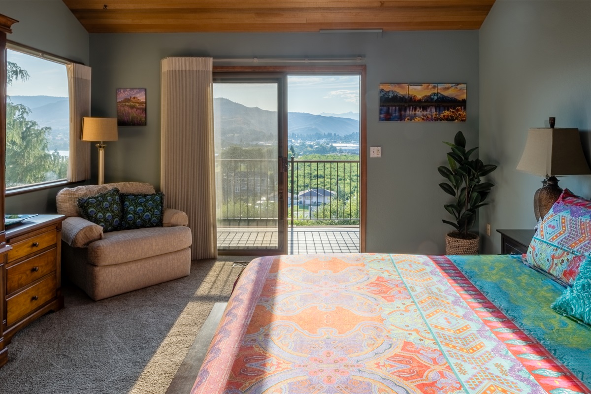 Wake up to magnificent Wenatchee Valley and Columbia River views right from your bed.