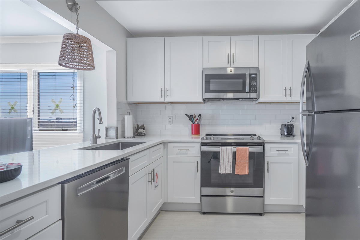 LIGHT & BRIGHT KITCHEN!