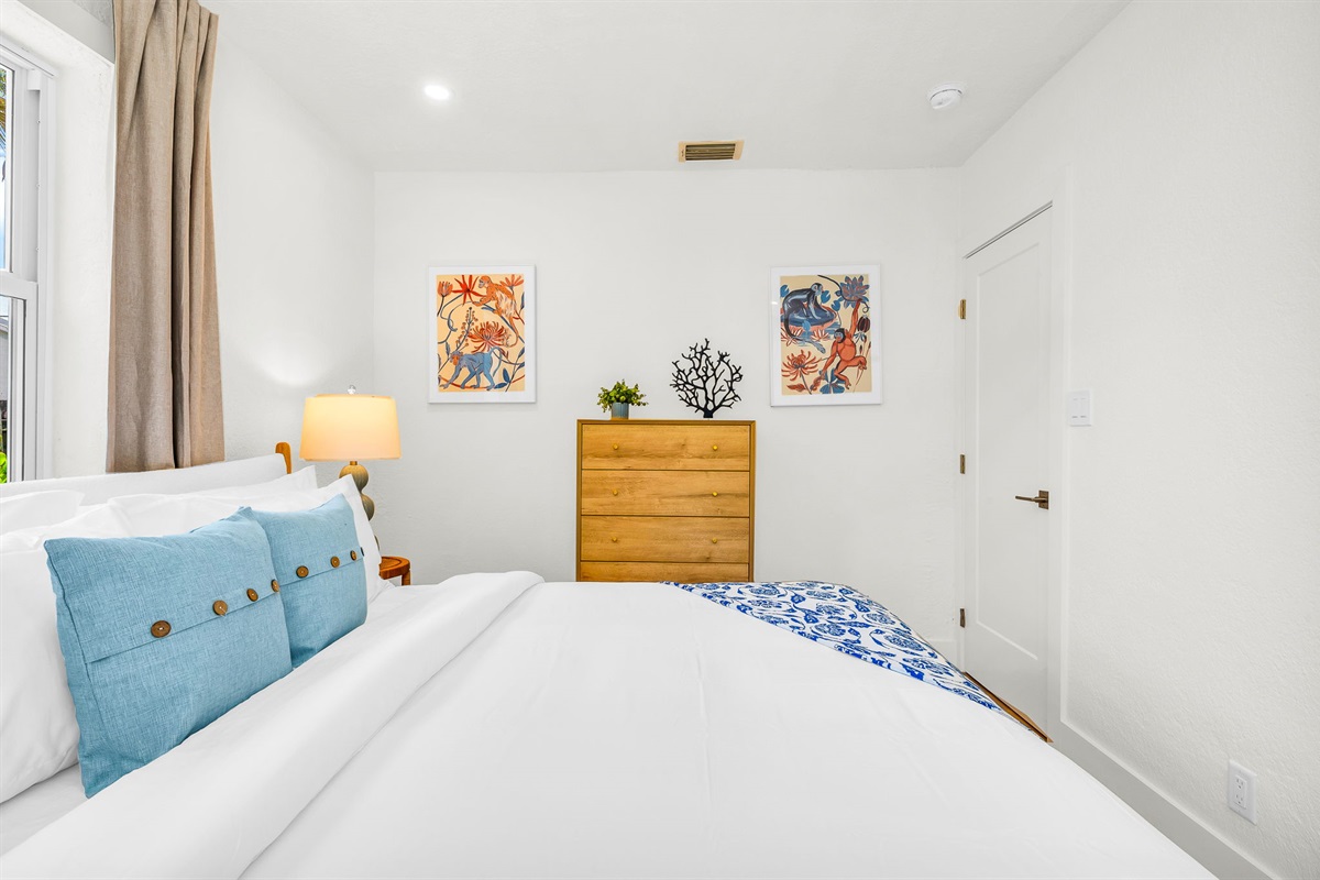 Elegant and tranquil, this second King suite features soft, natural tones, designer lighting, and plush bedding for a restful night’s sleep. Surrounded by sunlit windows with tropical pool views,