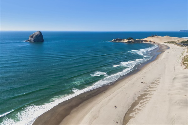 Located within walking distance to the famous Cape Kiwanda