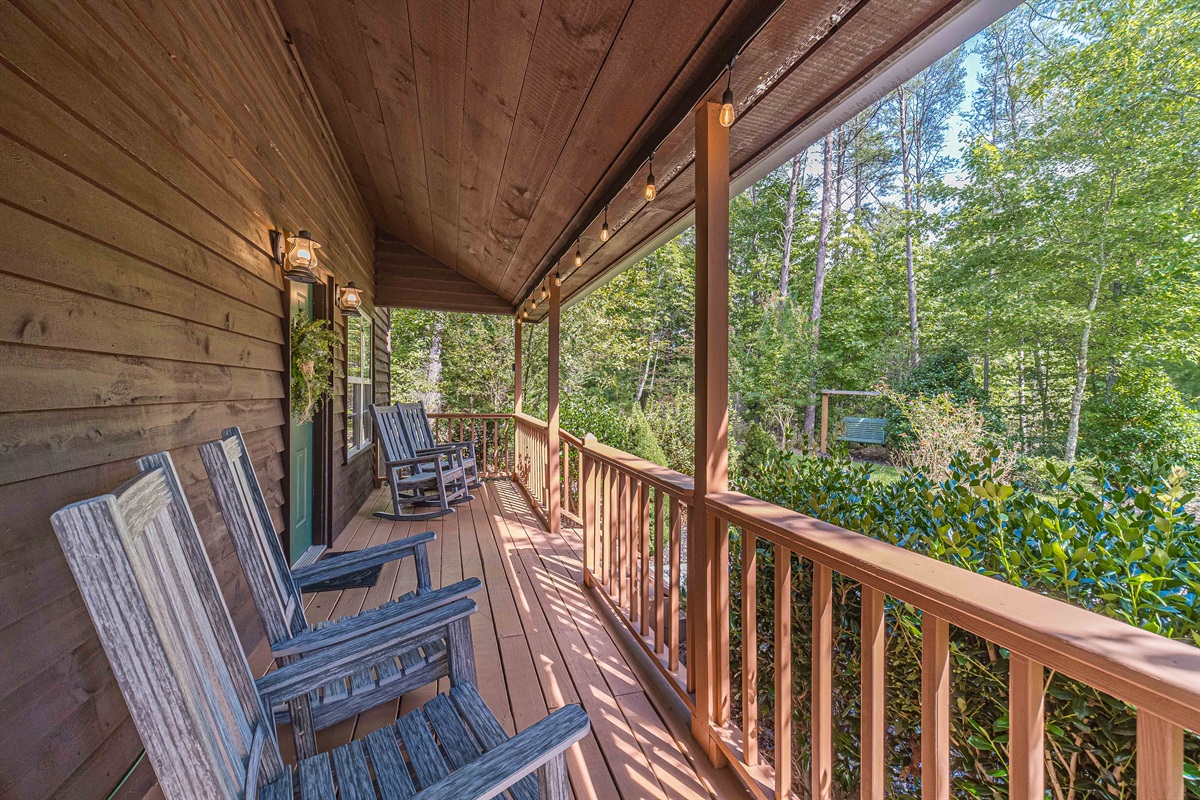 Front Porch Rocking Chairs to Enjoy Nature