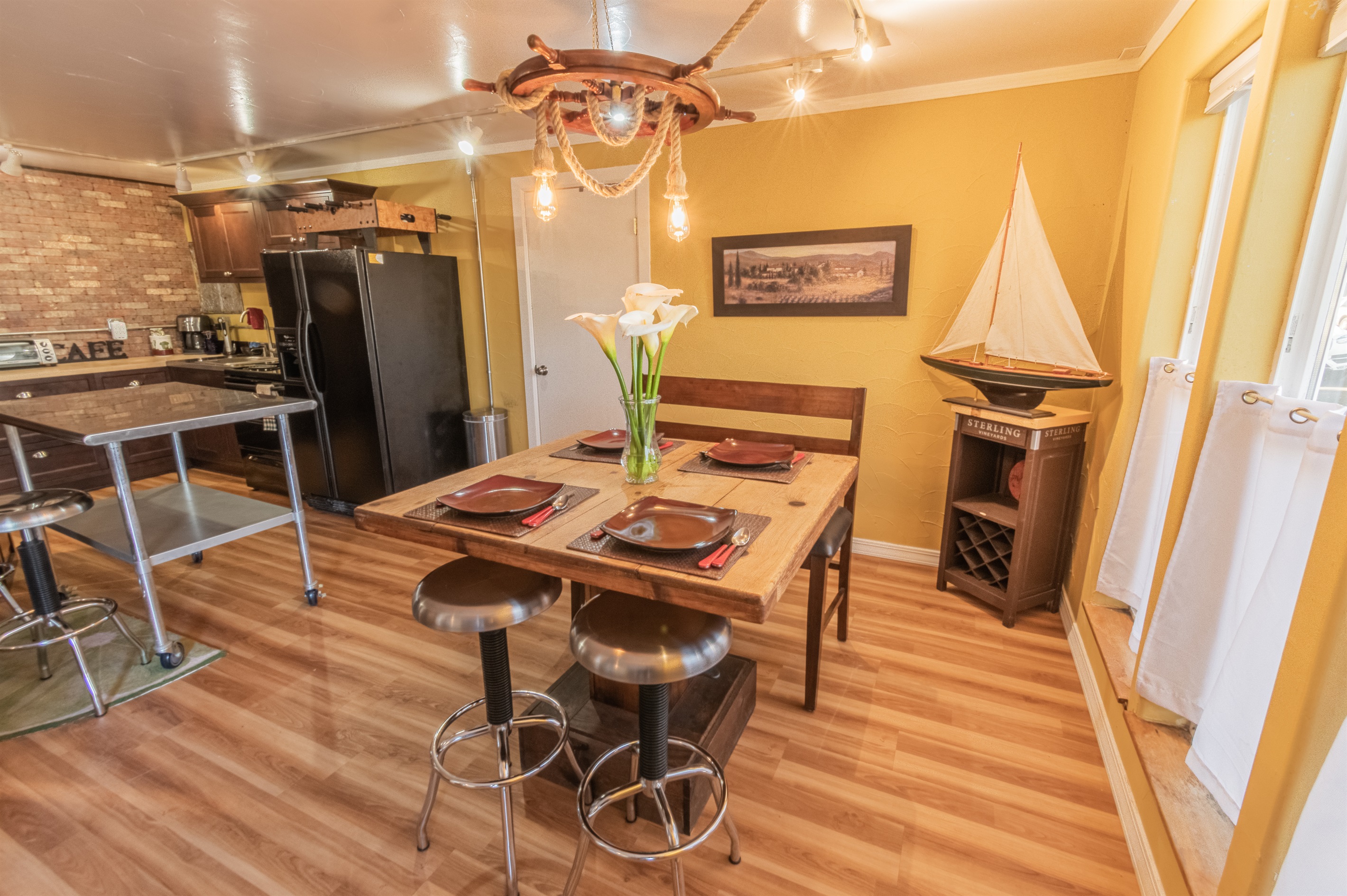 Steps to Beach, Shops, Pubs. Pet Friendly! 4