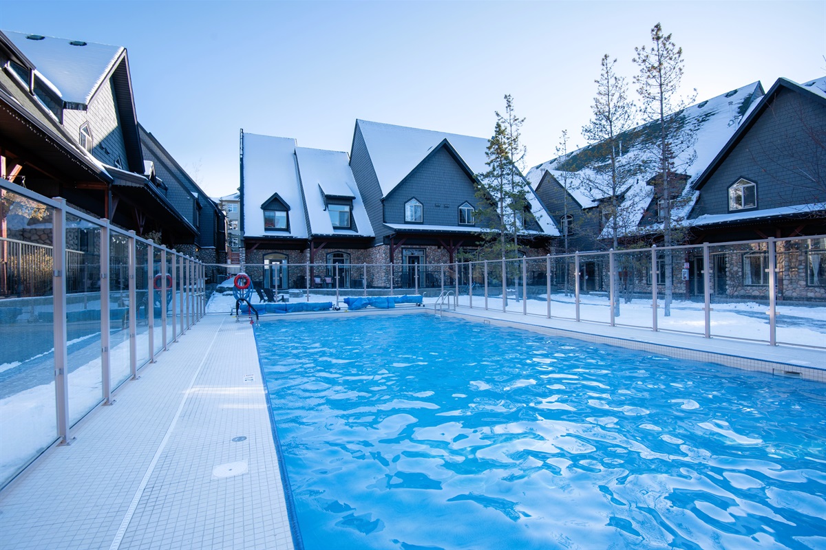 Heated outdoor pool, large hot tub, fenced, open year round from 8am till 10pm