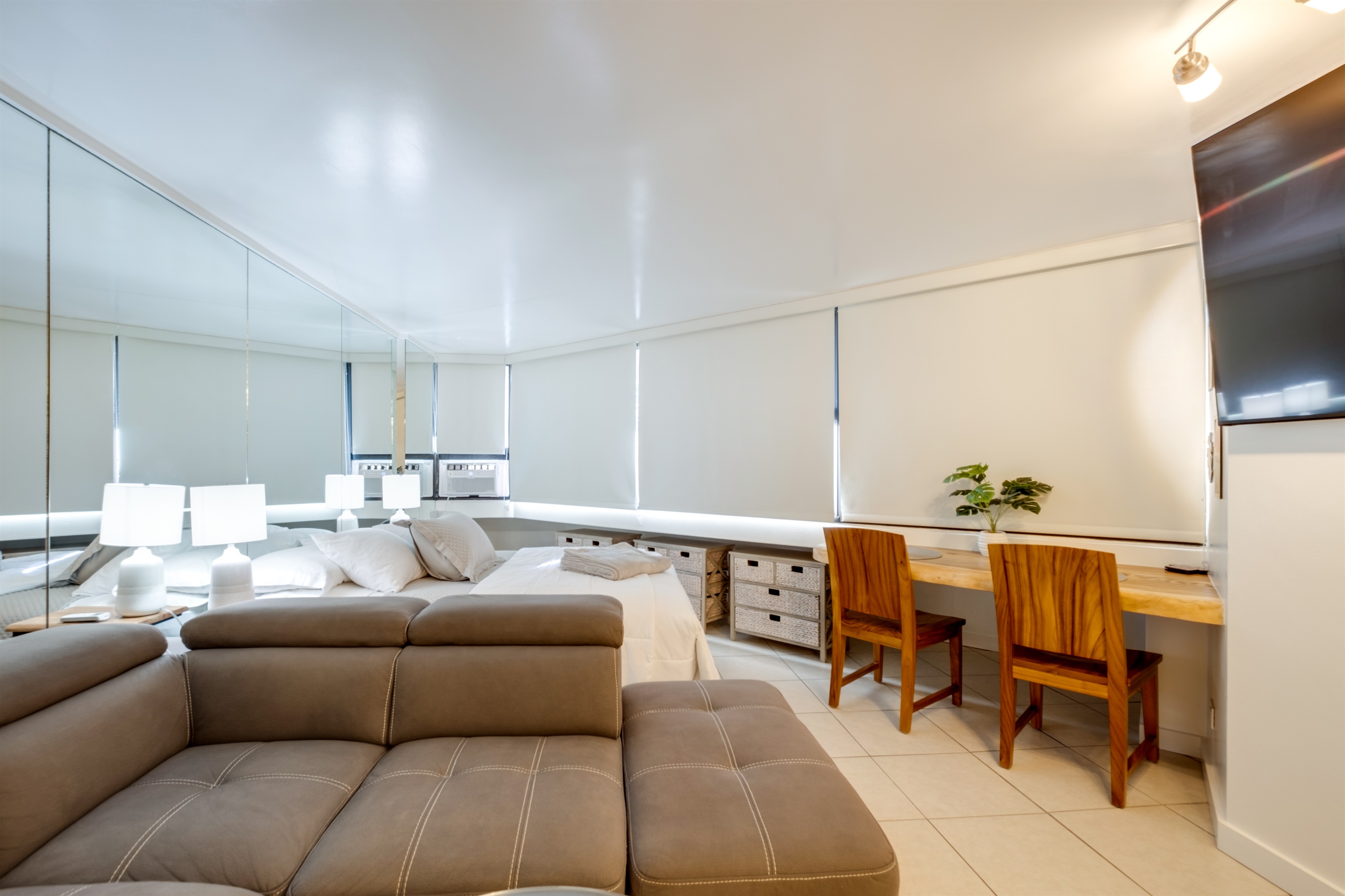 Unwind in modern island comfort — this stylish Waikīkī suite offers a peaceful retreat with cozy seating, workspace, and soft lighting. Perfect for relaxing after a day of exploring Honolulu or catching up on work while surrounded by the beauty of paradise