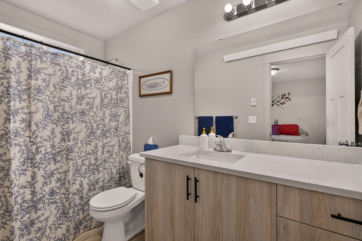 Ensuite full master bathroom.