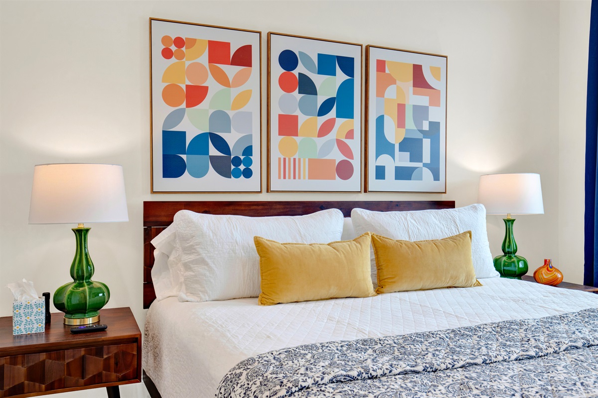 Primary King size bedroom w/ensuite bathroom