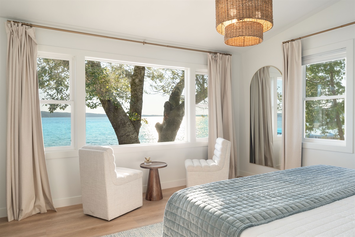 You'll enjoy a slow morning as you sit back and savor this beautiful view. You may want to name the woodpecker and the blue jay. Black out drapes will block it out if you choose to.