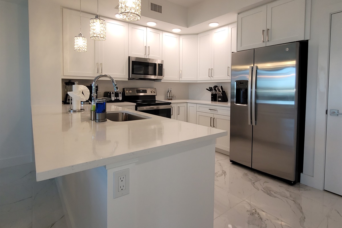 Fully stocked kitchen! WASHER/DRYER IN UNIT!