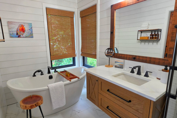 Ensuite luxury bathroom off main bedroom