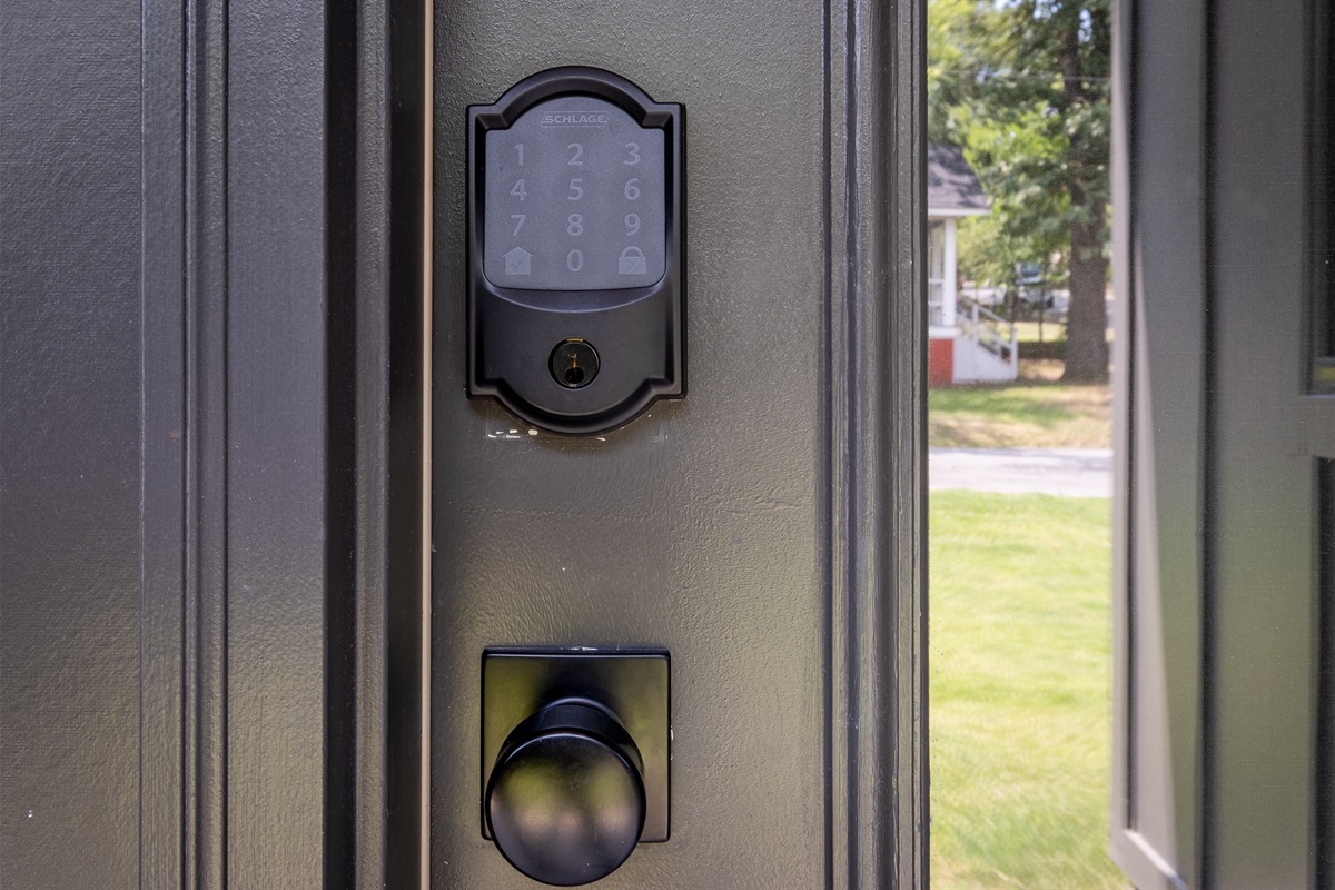 The property uses a keyless entry system that allows you to unlock and lock the door with a code. The smart doorlock is equipped with advanced security features, including encryption and authentication protocols, to ensure the safety of your rental space.