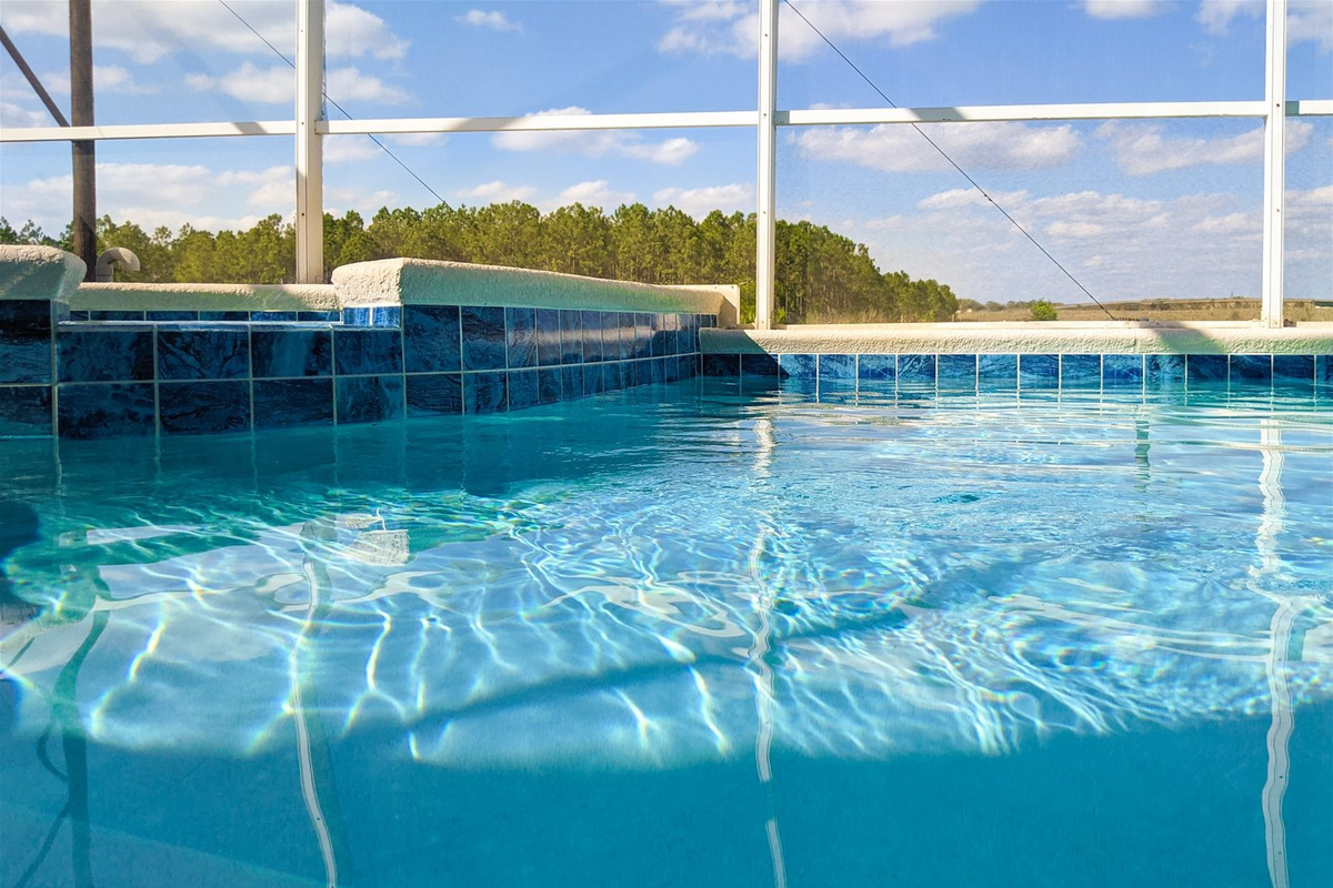 Refreshing Private Screened Patio Pool and connection Hot Tub with a gorgeous view!