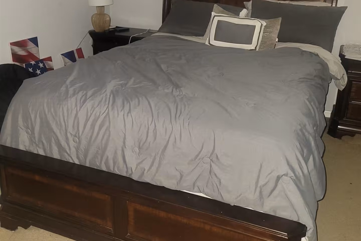 Master bedroom Queen bed