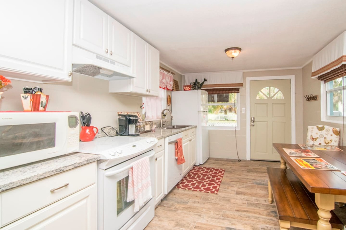 "All the functional needs of a home (we cooked a few meals and did laundry) with a vacation feel. The neighborhood is eclectic and fun - with chickens and roosters roaming everywhere!"
-Patrick & Andrew
Guest Review
