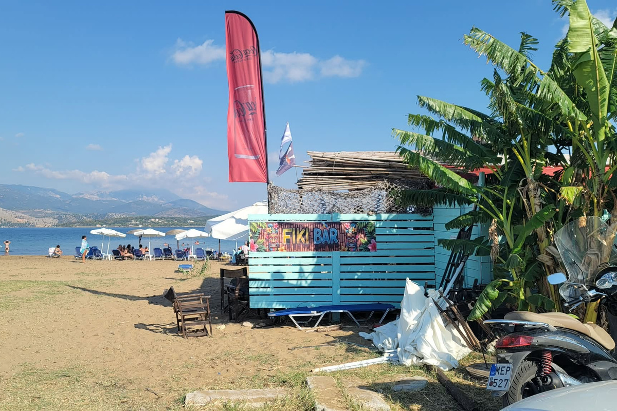 Fiki Beach Bar in Lixouri with sunbeds to rent and snacks
