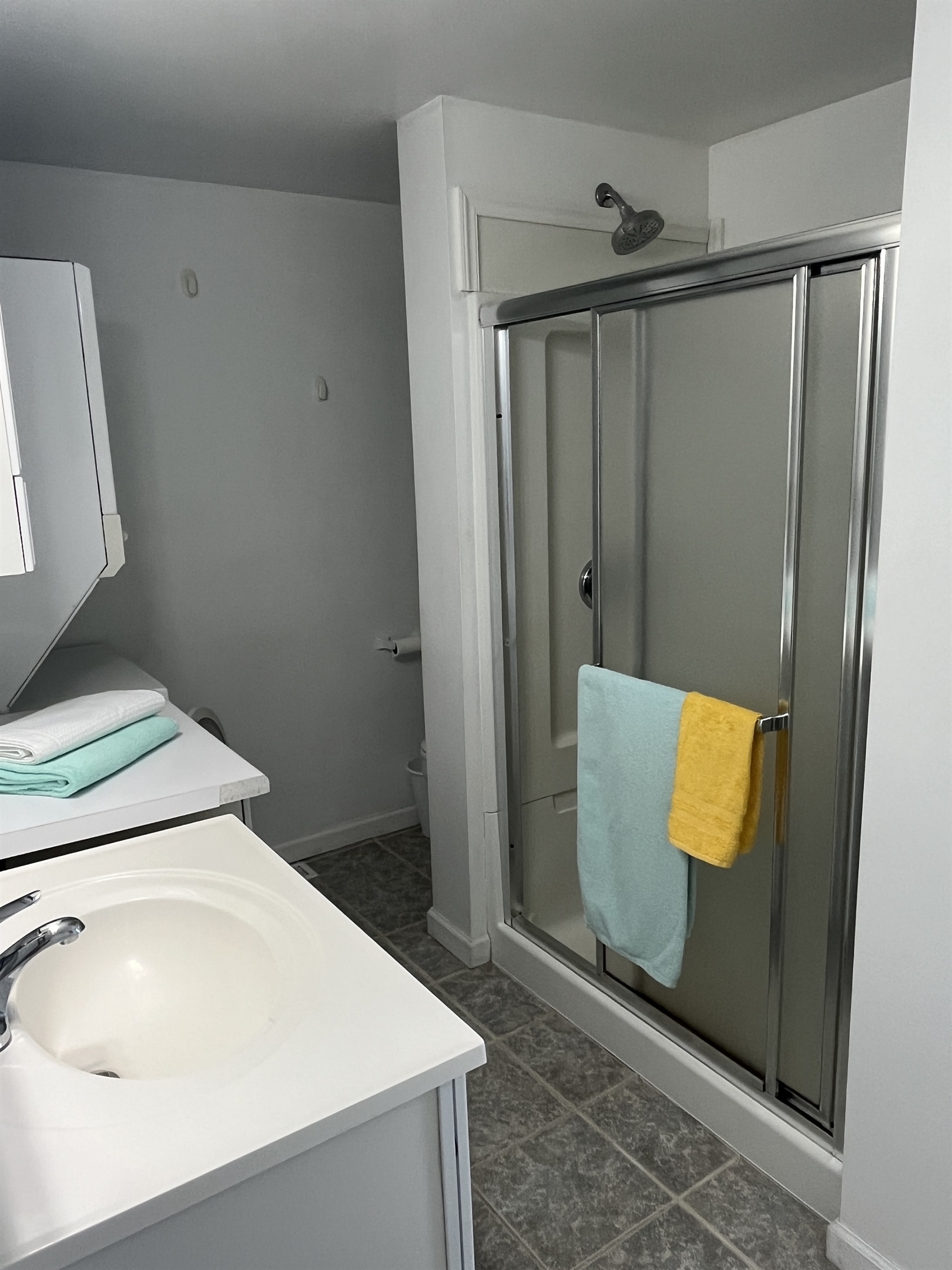 Ensuite bath w/ shower and laundry