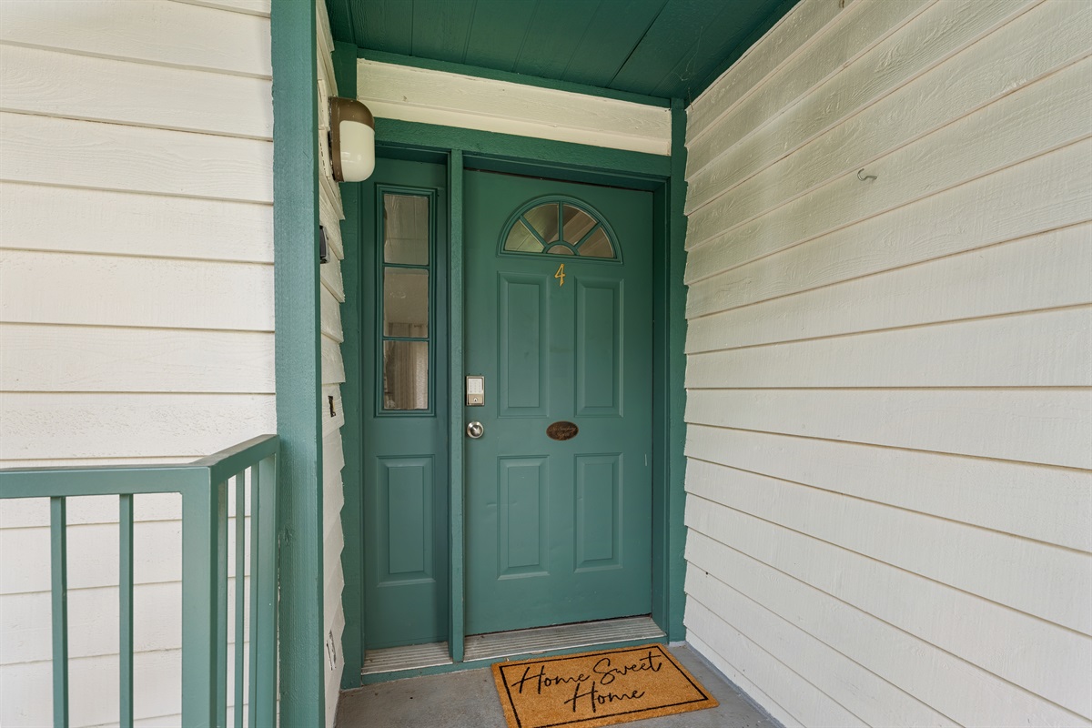🚪 Easy keyless entry and a warm Branson welcome — just steps from parking!