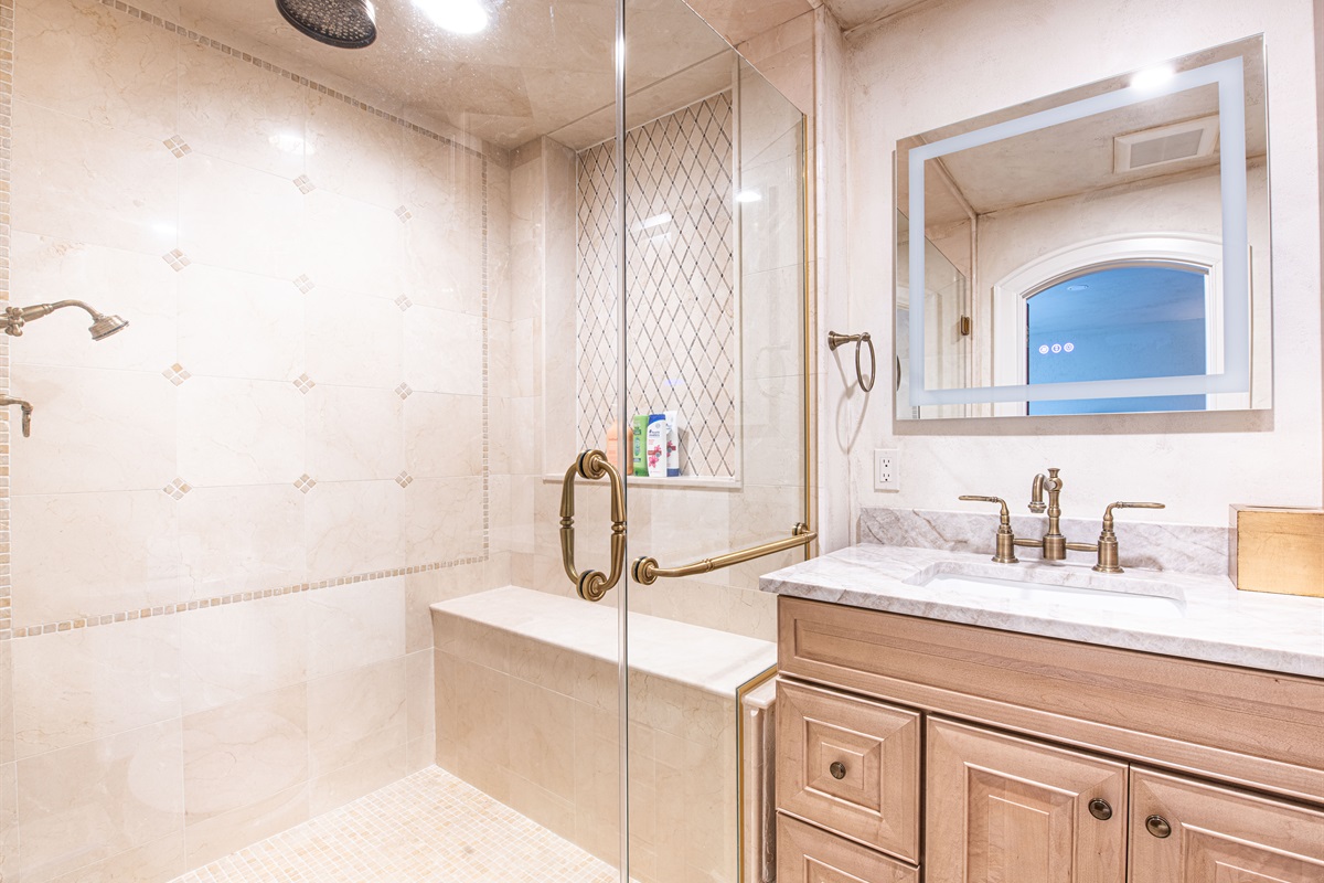 Queen ensuite bath with gorgeous tiled shower.