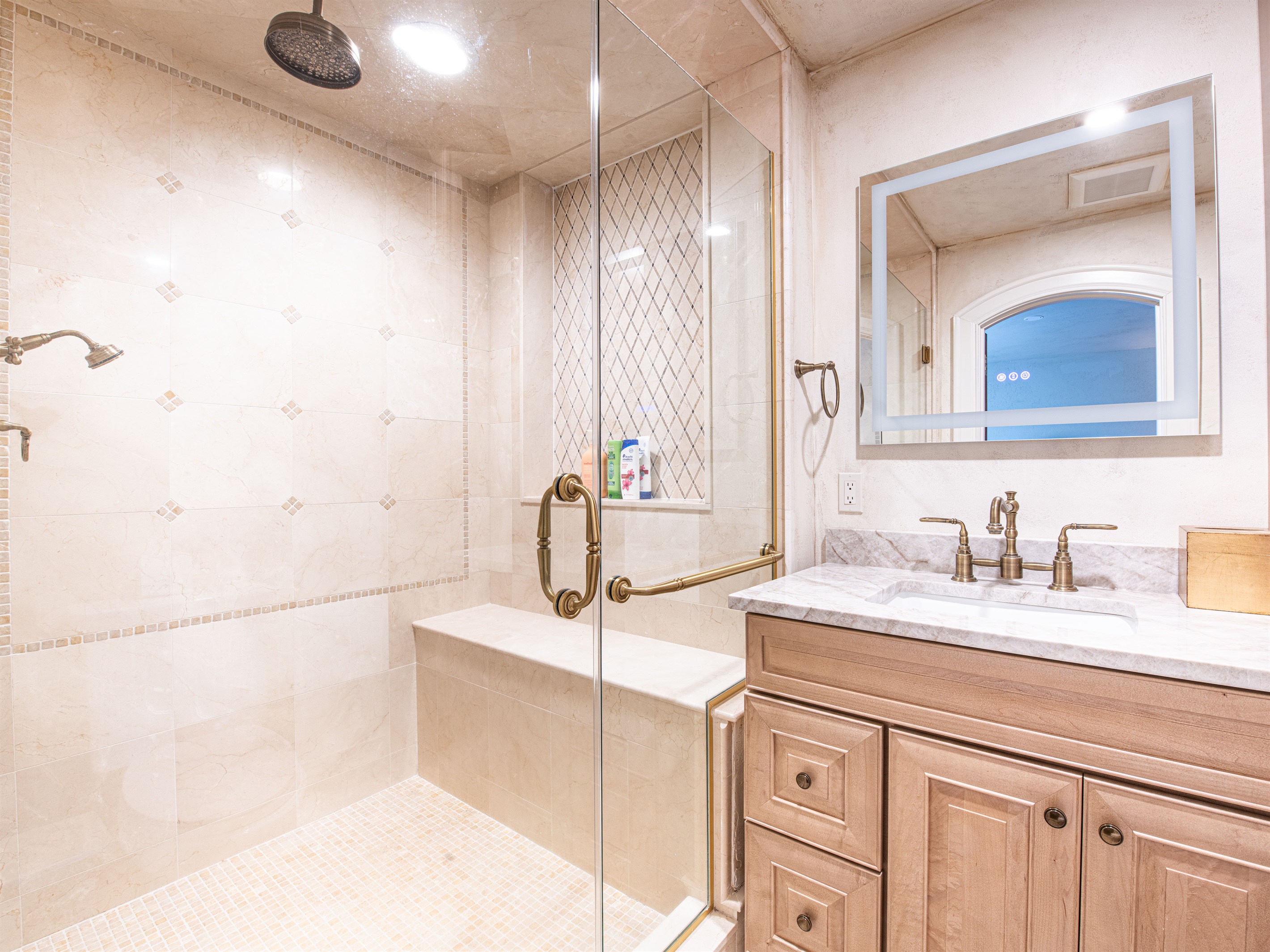 Queen ensuite bath with gorgeous tiled shower.