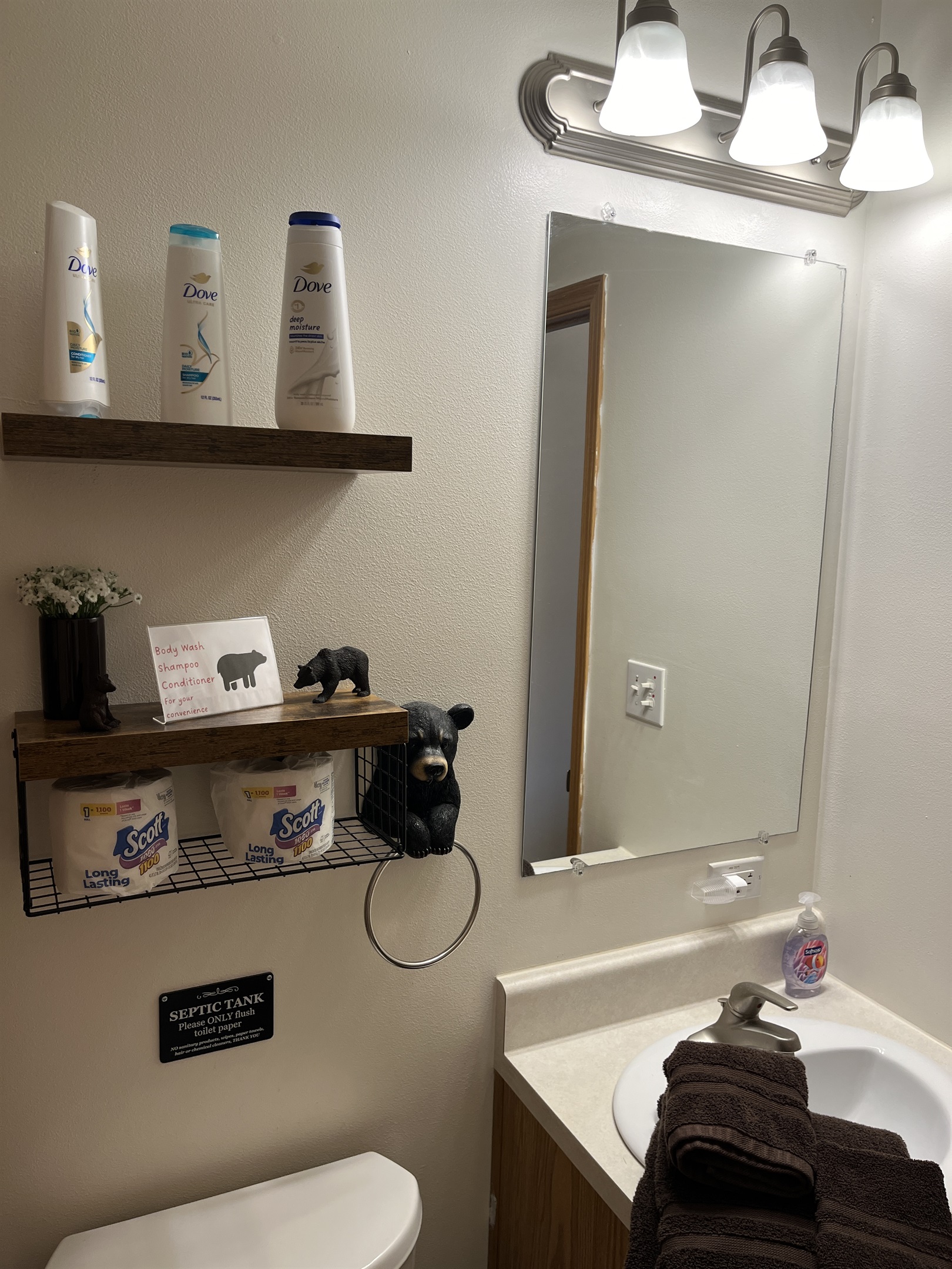 2nd bath w/ tub/shower off hallway