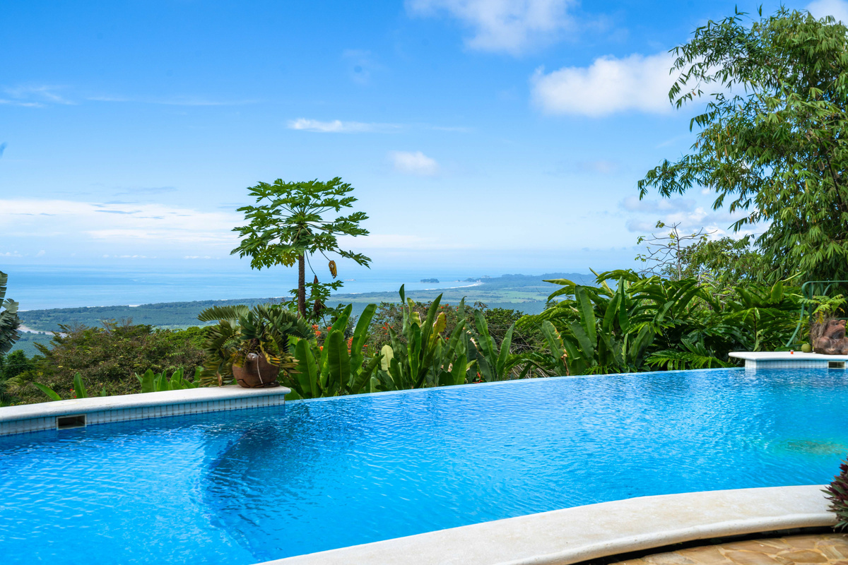 Casa Infinity's 42' × 22' infinity-edge pool merging seamlessly with the Pacific Ocean beyond