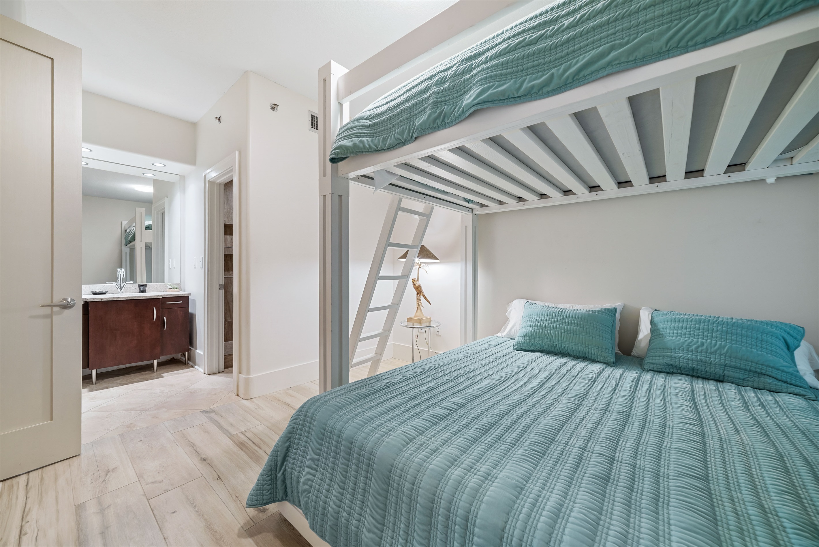 This charming bunk bed room features a well-crafted design with attention to detail. The warm tones and comfortable furnishings create a welcoming and relaxing environment.