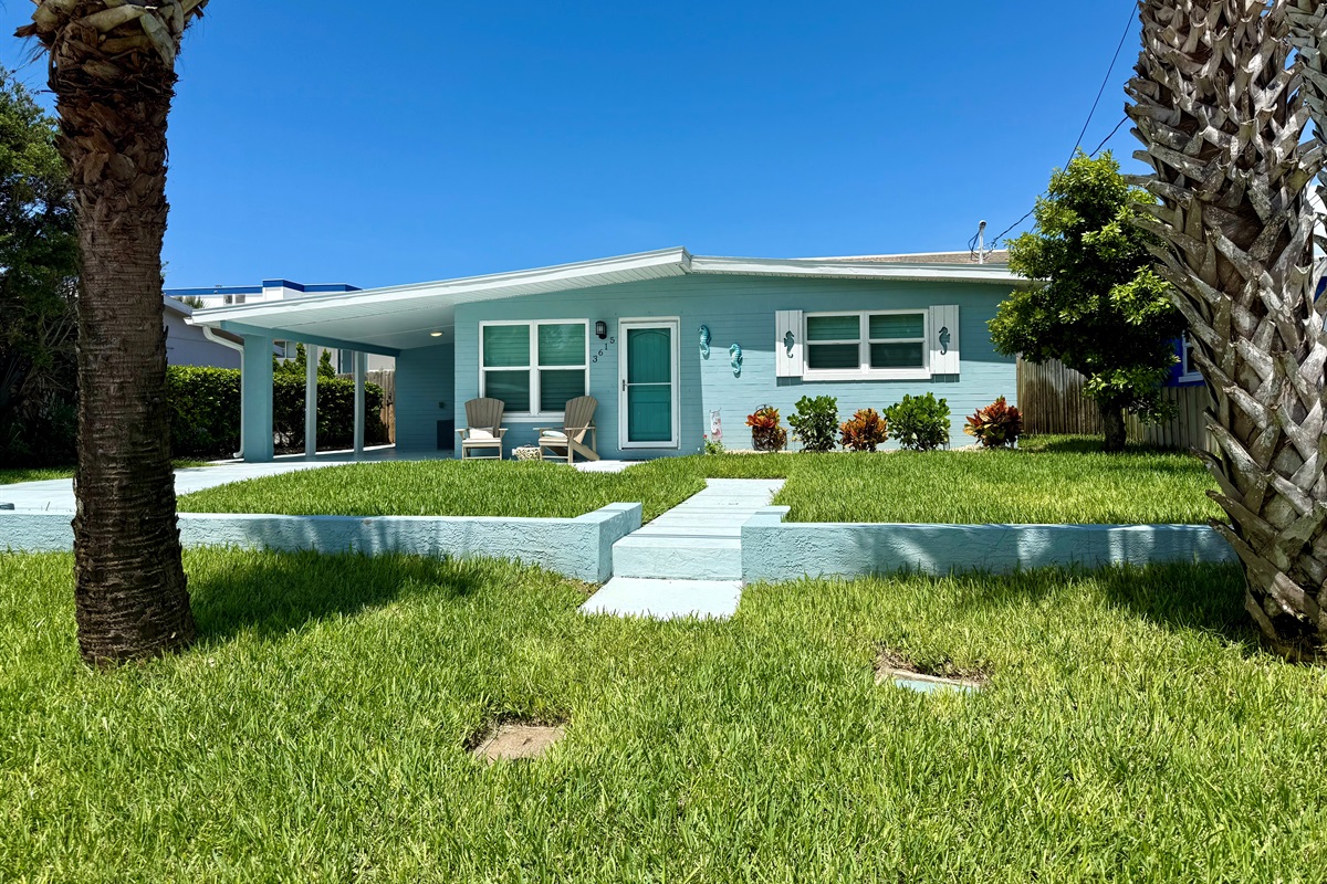 Cute Cottage 1 block from the Beach