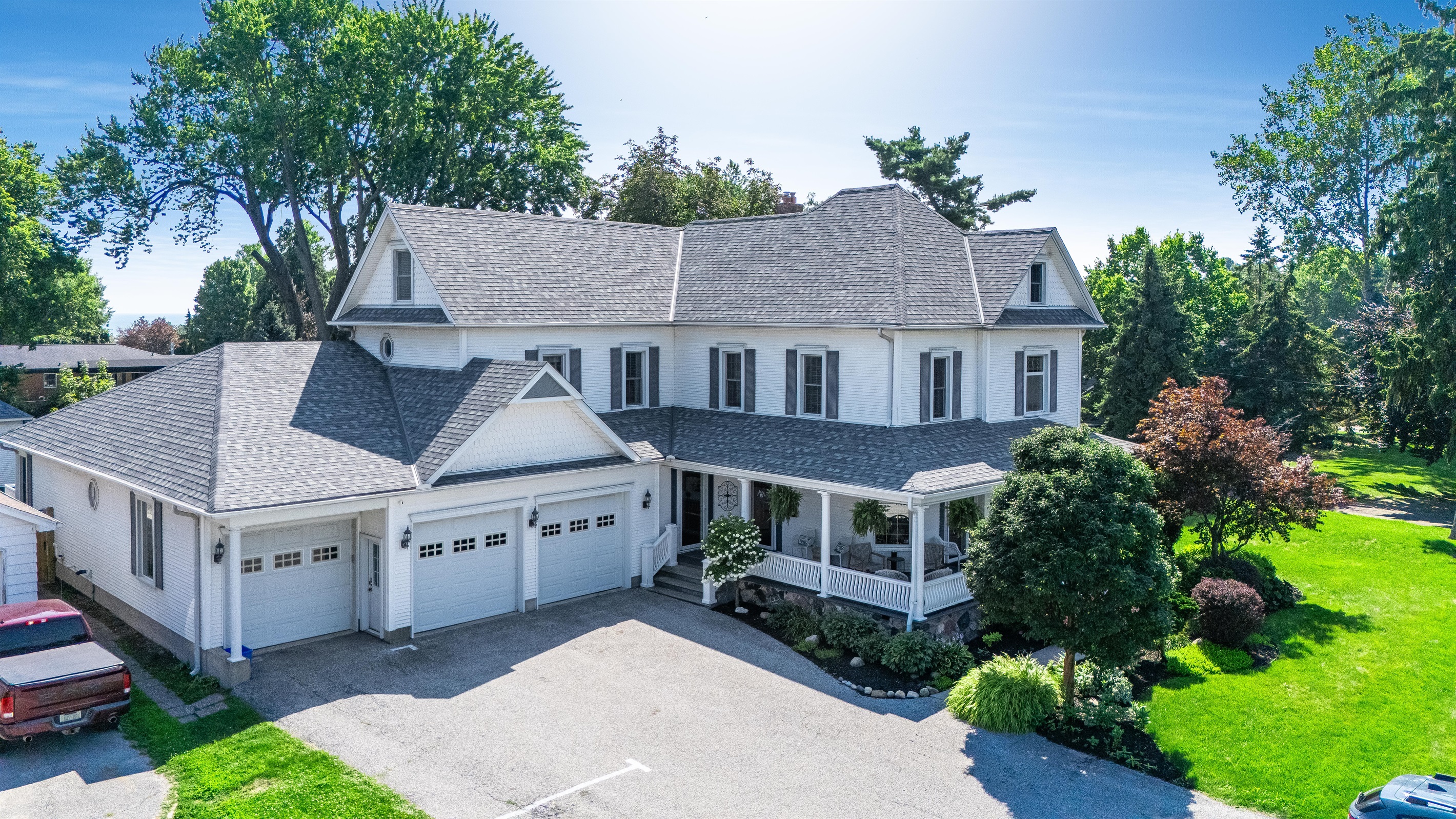 Dream Estate Inn exterior view.