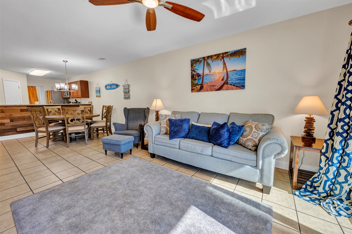 Living Room with Stunning Views🌊☀️