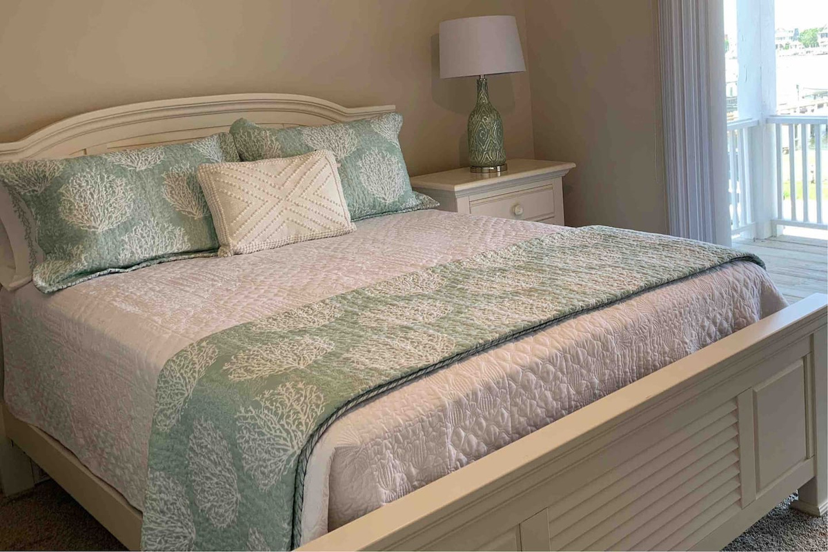 Master Bedroom - Queen