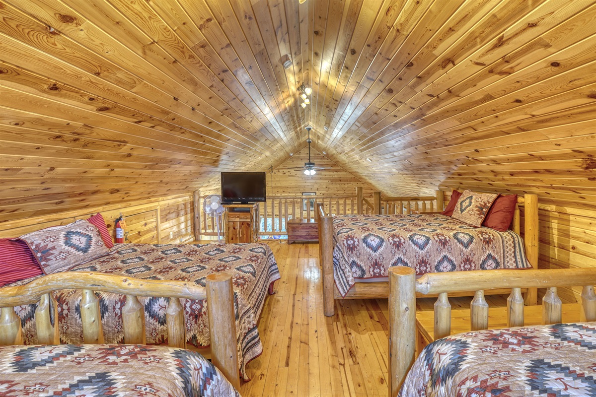 Loft with 3 Queen beds and TV