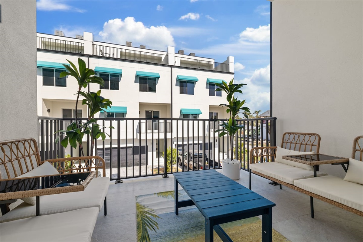 Lower balcony to enjoy coffee and smell the salty air!