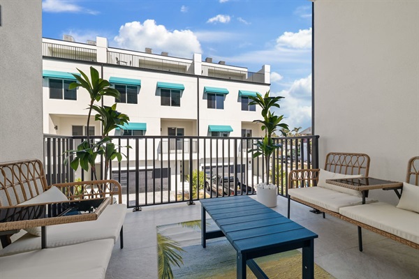 Lower balcony to enjoy coffee and smell the salty air!