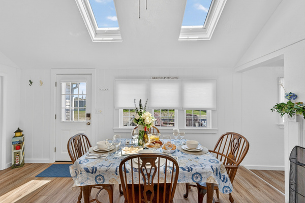 Comfortable dining area with seating for four, ideal for everyday meals and casual gatherings.