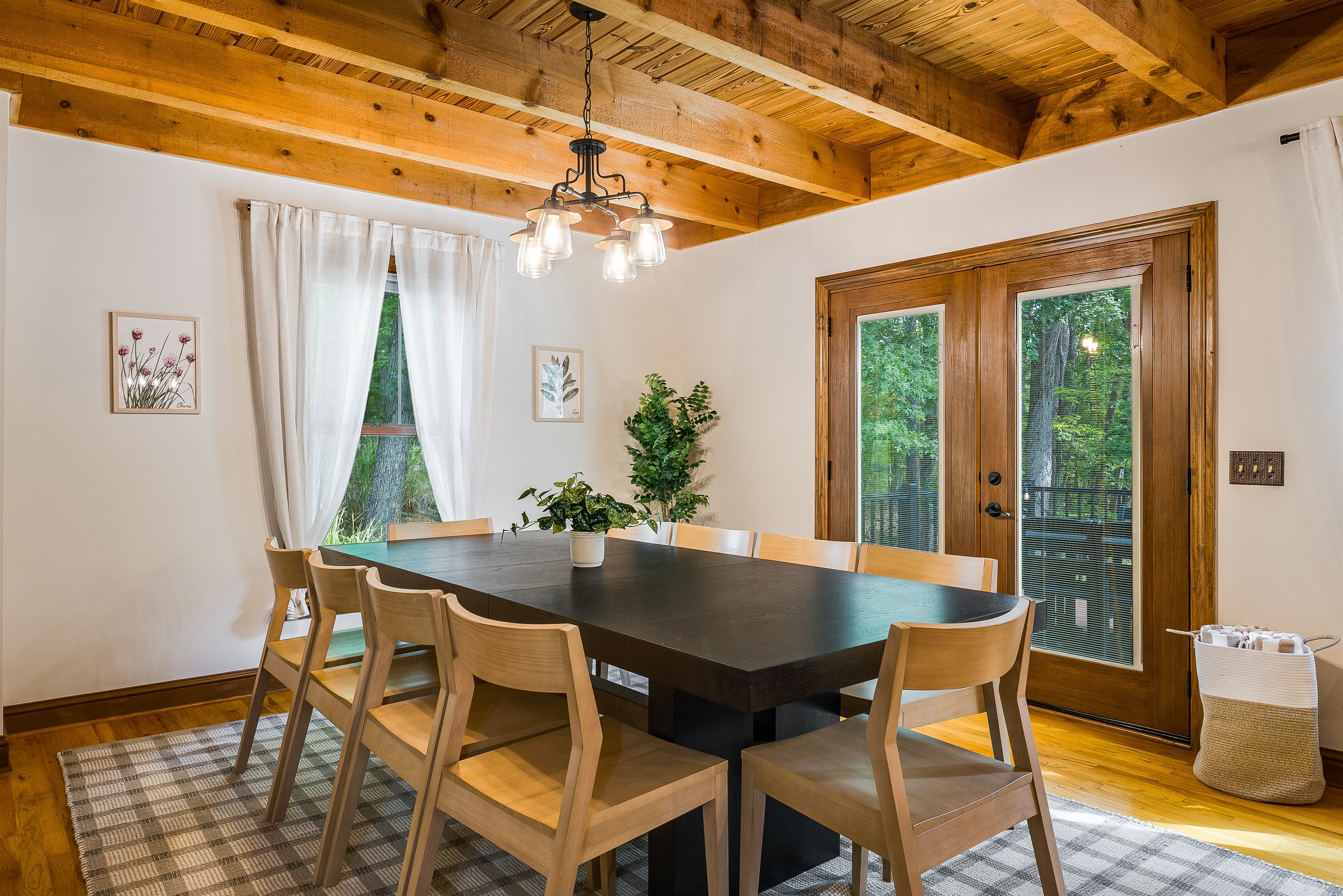 Room for everyone, gather around the 10 seat dining table.