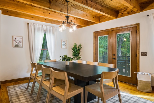 Room for everyone, gather around the 10 seat dining table.